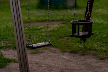 Gindergarden parkında boş salıncaklar