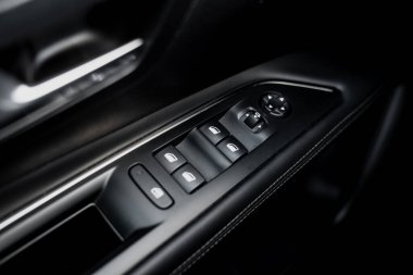 Kapının yanındaki modern araba penceresi yönetim paneli