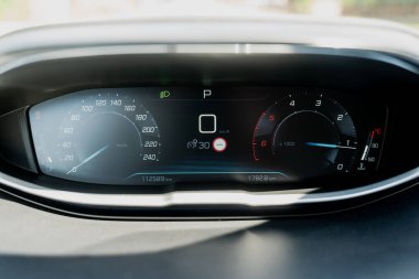 Modern bir arabanın dijital gösterge panelini kapat