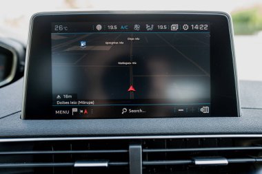 Siyah arka planda GPS navigasyon sistemine sahip araç gösterge paneli