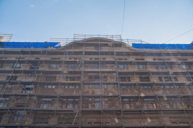 Merkezdeki eski kasabanın yeni inşaatı iskele sistemleri ve inşaat işleri için koruyucu yapı iskelesi.