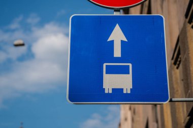 beyaz oklu otobüs durağı işareti