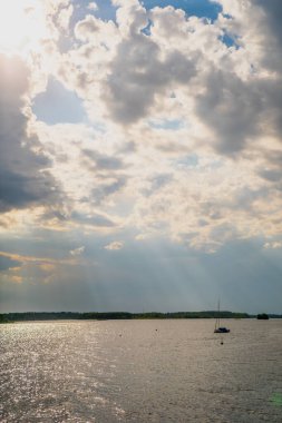 Sabahları göl manzarası.