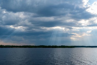 Gölün üzerinde güzel bir gün batımı