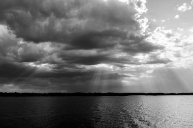 Gölün üzerindeki güzel kara bulutlar dramatik siyah ve beyaz