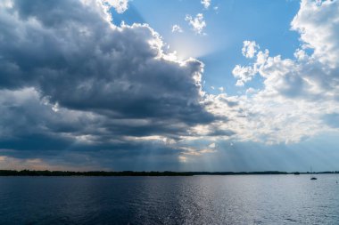 Fırtına öncesi nehir suyunun üzerinde dramatik bulut oluşumu