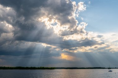 Gökyüzündeki bulutlar dramatik renklerle siyah beyaz