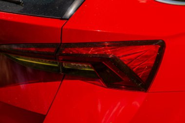 Kırmızı bir arabanın kırmızı arka lambası. Sert bir güneş altında. Model araba ışığı tasarlanmış.