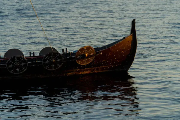 Denizdeki eski bir Viking balıkçı teknesinin yakın plan fotoğrafı.
