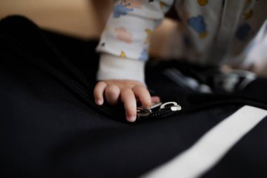 Küçük bebek elleri koyu arkaplanda