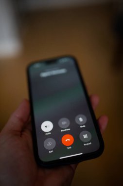 Siyah arka planda beyaz ekranlı akıllı telefon