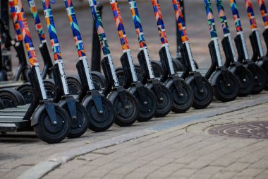 Sokakta kiralık bir elektrikli scooter.