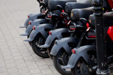 park yerinde kırmızı motorsikletler