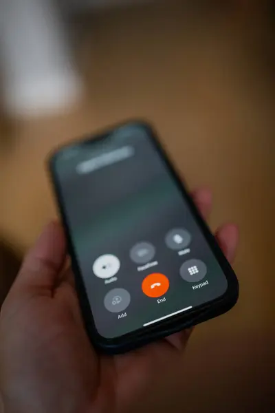 Arama iptali için beyaz ekran ve kırmızı düğmeli akıllı telefonu kapat
