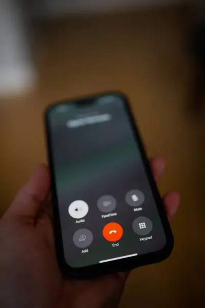 Siyah arka planda beyaz ekranlı akıllı telefon