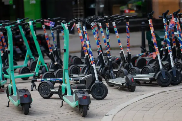 Riga, Letonya şehir merkezinde renkli elektrikli scooterlar