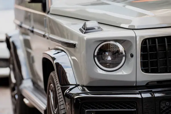 Modern bir off-road lüks aracında araba farları.