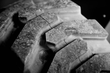 Yerdeki paslı metal boru.