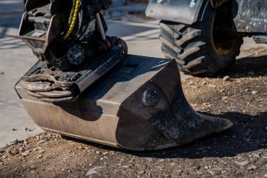 Parktaki eski siyah kazıcı.