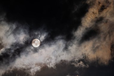 Karanlık gökyüzünde bulutlu ay