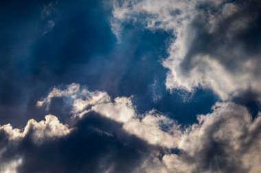 Gökyüzündeki kara bulutlar