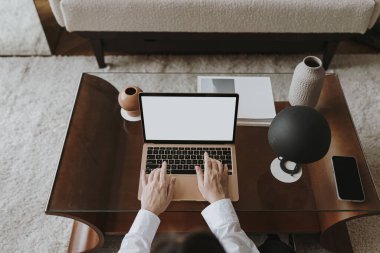 Diz üstü bilgisayar kullanan bir iş kadını. Çevrimiçi alışveriş, markalaşma, mesaj gönderme, video araması, e-posta gönderme, metin yazma, iş. Boşluk kopyalama alanı modelleme ekran şablonu