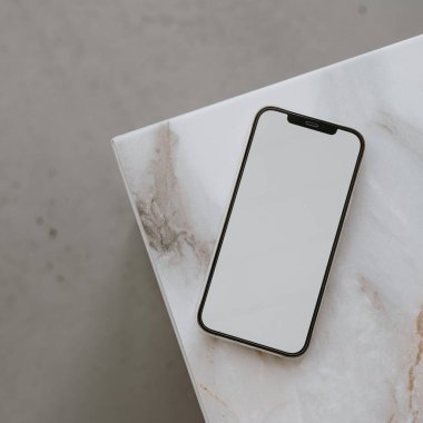 Flatlay cep telefonu mermer masada. Estetik zarif blog, çevrimiçi alışveriş, çevrimiçi mağaza, boş kopya alanı olan sosyal medya marka şablonu