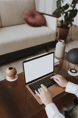 Dizüstü bilgisayarda çalışan insanlar. Estetik ev ofis çalışma alanı. Evde çalış. Kağıt yaprak, çay ışığı, masa lambası.