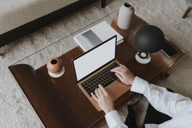 Diz üstü bilgisayar kullanan bir iş kadını. Çevrimiçi alışveriş, markalaşma, mesaj gönderme, video araması, e-posta gönderme, metin yazma, iş. Boşluk kopyalama alanı modelleme ekran şablonu