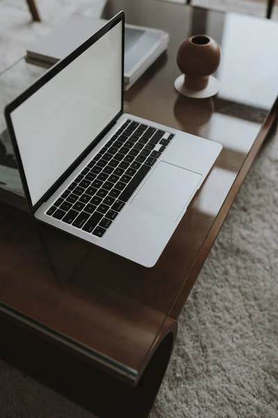 Masada Boş Ekran Olan Dizüstü Bilgisayar Estetik Stil Çalışma Alanı — Stok fotoğraf