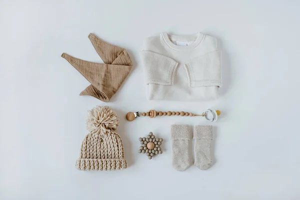 白い背景に美しい北欧の新生児服 アクセサリー おもちゃのコラージュを置く トレンディでエレガントなニュートラルパステルカラーの幼児ファッションセット トップ表示 — ストック写真