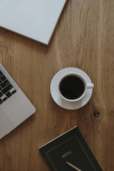 Laptop Defter Kahverengi Ahşap Arka Planda Kahve Fincanı Düz Konum — Stok fotoğraf