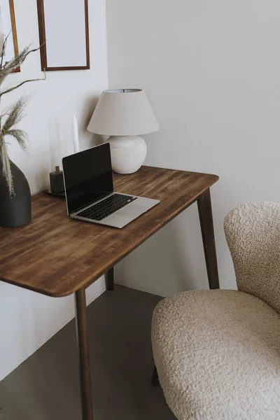 Laptop Számítógép Asztalon Lámpával Kényelmes Székkel Esztétikai Otthoni Irodai Munkaterület — Stock Fotó