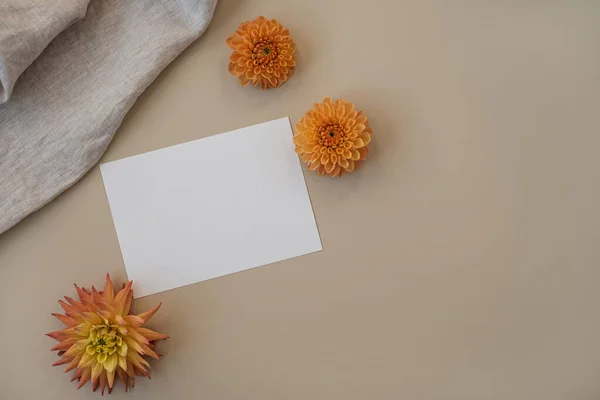 Einladungskarte Aus Leerem Papier Mit Kopierraum Orangefarbenen Blütenknospen Leinendecke Auf — Stockfoto