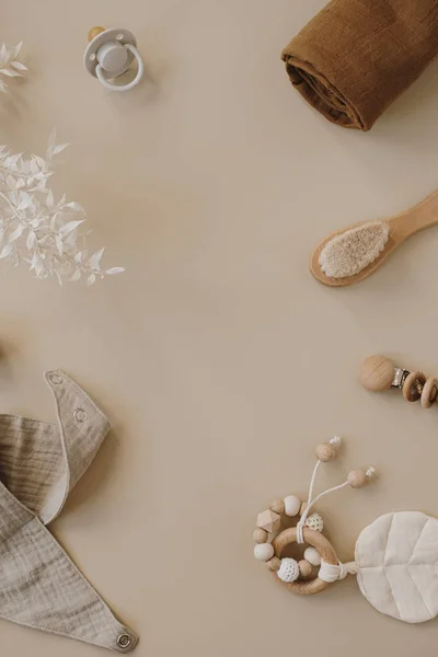 平淡美观的斯堪的纳维亚新生儿护理配件 玩具拼贴在中性的乳白色米色背景 时尚雅致的豪华婴儿套装 带有空白模型复制空间的顶视图模板 — 图库照片