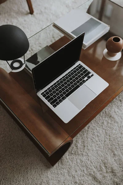 Estetik Ofis Çalışma Masası Laptop Bilgisayar Lamba Koyu Kahverengi Kahve — Stok fotoğraf