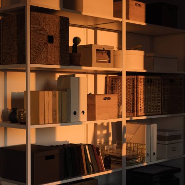 Modern ofis iç tasarımı. Beyaz raflarda rattan kutular, dekorasyonlar. Tarafsız bej ve beyaz iç mekan. Güneş ışığı gölgesi.