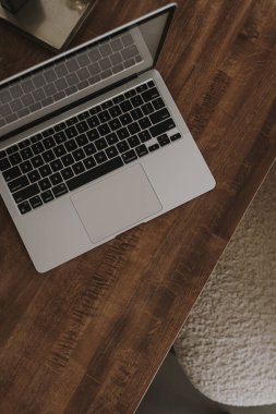 Katı ahşap masadaki dizüstü bilgisayarın düz hali. Evde çalışmak, serbest çalışmak, çevrimiçi alışveriş, blog, sosyal medya markalaştırma kavramı