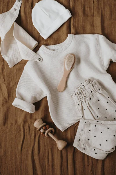 Elegante Babybekleidung Und Accessoires Auf Neutralem Braunem Leinentuch Pullover Jogger — Stockfoto