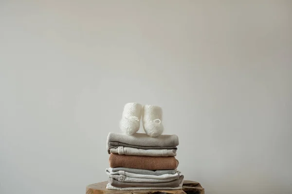 Χαριτωμένο Οικολογικό Βαμβάκι Κομψό Σκανδιναβικό Νεογέννητο Ρούχα Μωρό Κάλτσες Στοίβα — Φωτογραφία Αρχείου