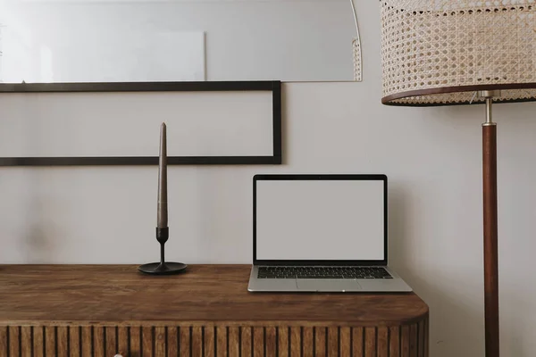 Laptop Komputer Drewnianej Konsoli Świecą Lampą Podłogową Elegancka Stylizacja Wnętrz — Zdjęcie stockowe