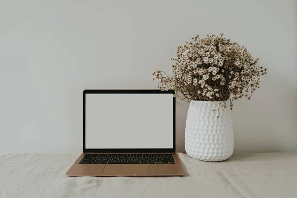Laptop Komputer Czystym Ekranem Stole Bukietem Kwiatów Rumianku Estetyczny Influencer — Zdjęcie stockowe
