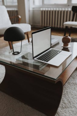 Online alışveriş, çevrimiçi mağaza şablonu. Boş kopya alanı olan dizüstü bilgisayar