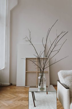 Estetik minimal ev, oturma odası iç tasarımı. Modern İskandinav iç tasarım konsepti. Yüzyılın ortalarında modern mobilyalar. Kiralık şık bir daire.