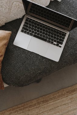 Koltukta yastıklı dizüstü bilgisayarın düz hali. Evde çalışmak, serbest çalışmak, çevrimiçi alışveriş, çevrimiçi mağaza, blog, sosyal medya markalaşma kavramı