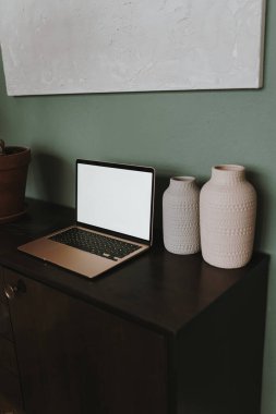 Laptop bilgisayarı eski ahşap konsol masasında. Estetik zarif blog, çevrimiçi dükkan, mağaza, sosyal medya şablonu
