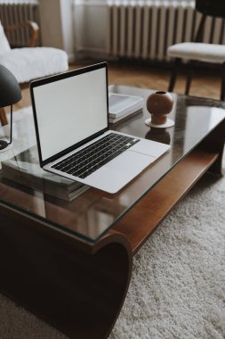 Online alışveriş, çevrimiçi mağaza şablonu. Boş kopya alanı olan dizüstü bilgisayar