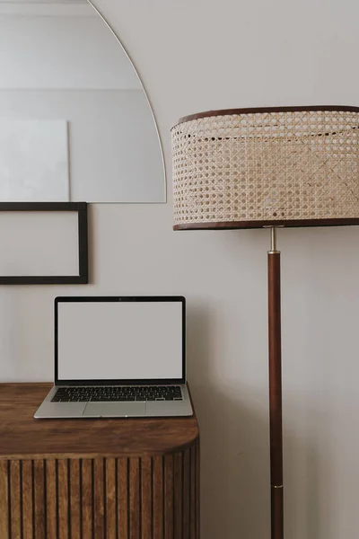 Laptop Számítógép Üres Képernyővel Asztalon Gyertyákkal Padló Lámpa Esztétikai Boho — Stock Fotó