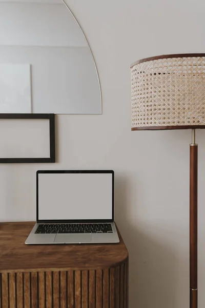 Laptop Komputer Pustym Ekranem Miejsca Kopiowania Stole Świecami Lustrem Lampą — Zdjęcie stockowe