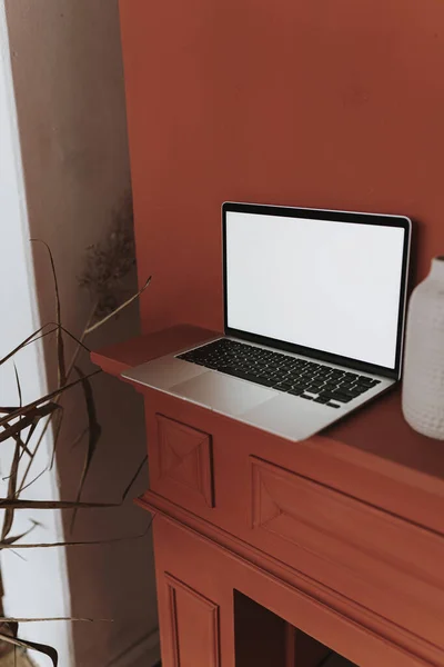 Blanco Clipping Pad Scherm Laptop Computer Elegante Rode Kleur Interieur — Stockfoto